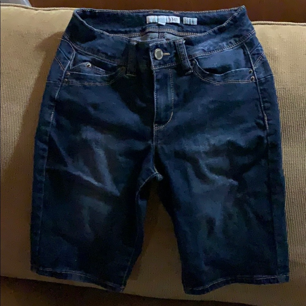 I’m selling a navy blue pair shorts